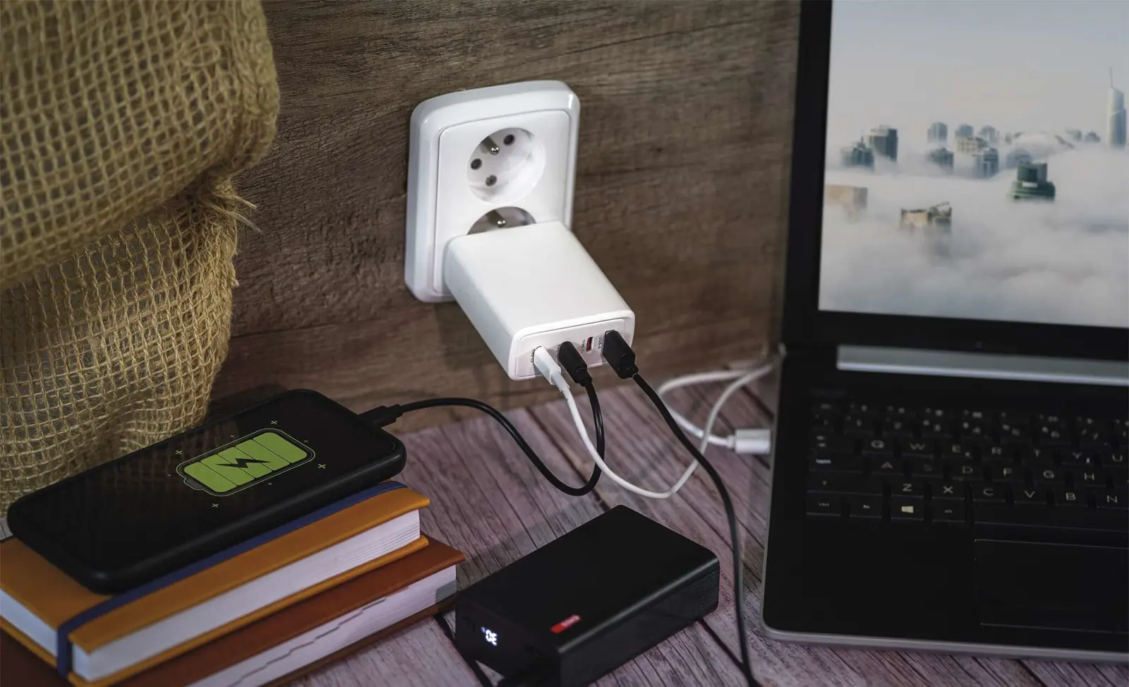 Ein ausreichend leistungsstarkes Ladegerät kann alle Ihre elektronischen Geräte versorgen und aufladen.
